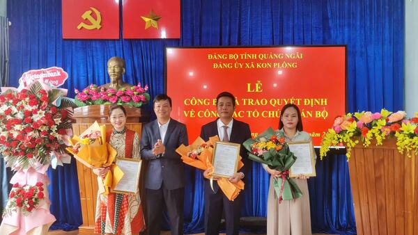 Công bố và trao các quyết định về công tác tổ chức, cán bộ.