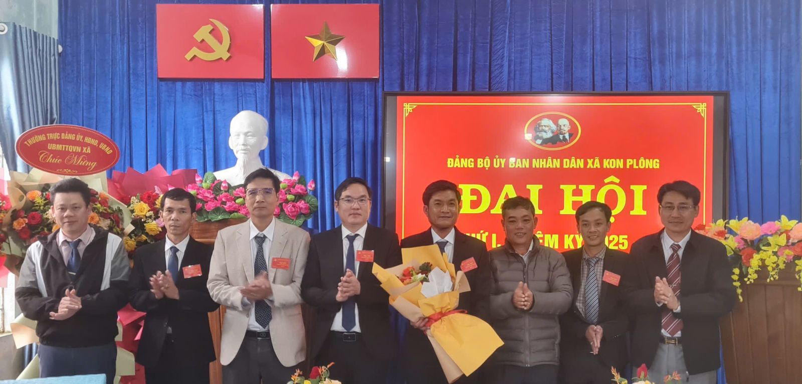 Ban chấp hành Đảng bộ ra mắt tại Đại hội.